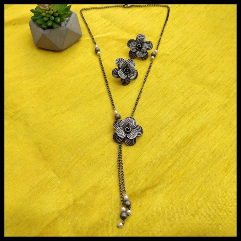Flower Neckpiece with Earrings